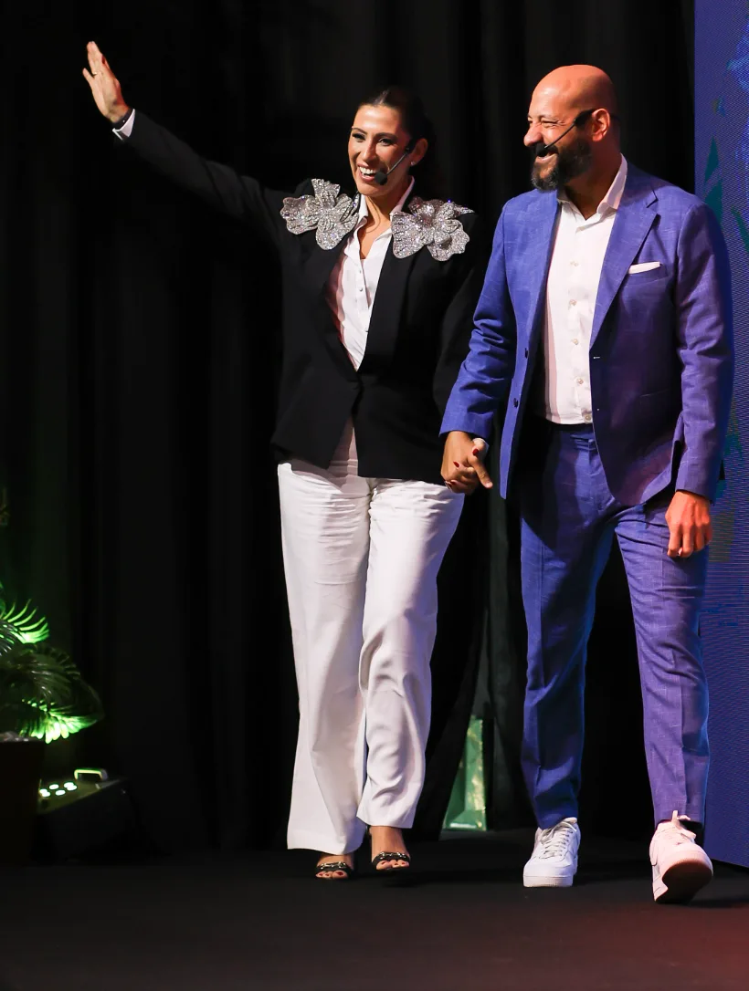 João Laurentino e Fernanda Rolin no palco de uma edição anterior do Decolar Varejo